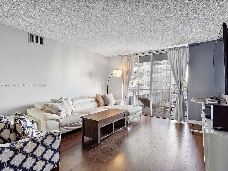 For Sale: $235,000 (1 beds, 1 baths, 920 Square Feet)