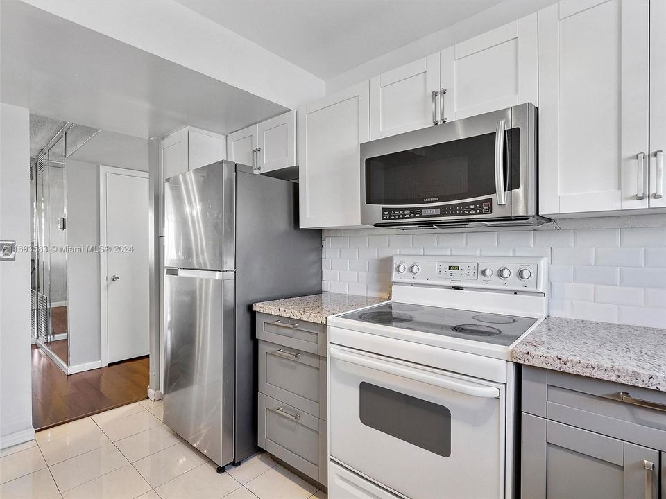 For Sale: $235,000 (1 beds, 1 baths, 920 Square Feet)