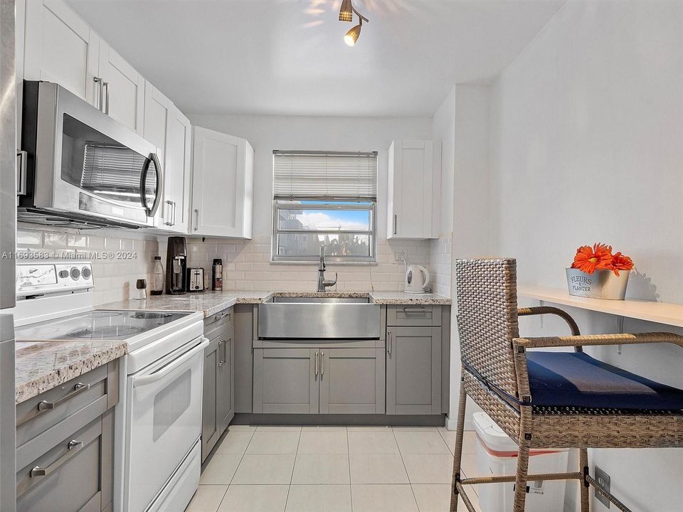 For Sale: $235,000 (1 beds, 1 baths, 920 Square Feet)