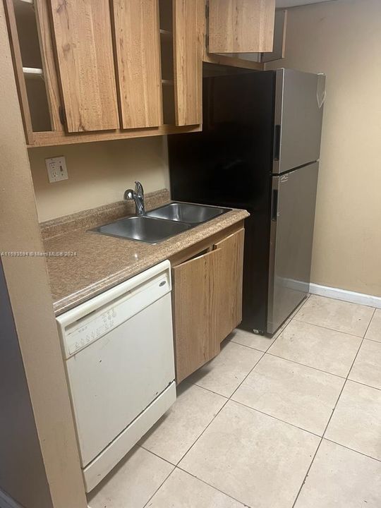 For Rent: $1,600 (1 beds, 1 baths, 775 Square Feet)