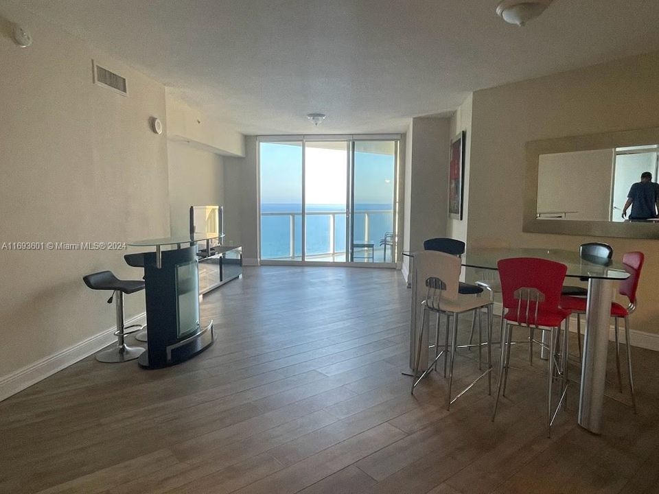 For Rent: $3,800 (1 beds, 1 baths, 1005 Square Feet)