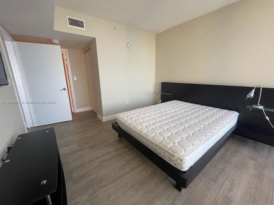 For Rent: $3,800 (1 beds, 1 baths, 1005 Square Feet)