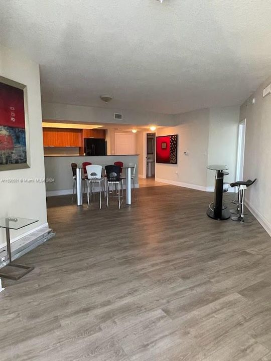 For Rent: $3,800 (1 beds, 1 baths, 1005 Square Feet)