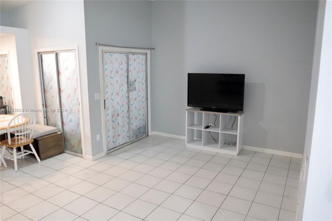 For Sale: $350,000 (2 beds, 2 baths, 1057 Square Feet)