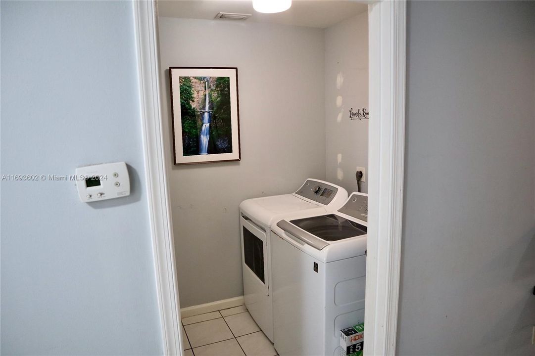 For Sale: $350,000 (2 beds, 2 baths, 1057 Square Feet)