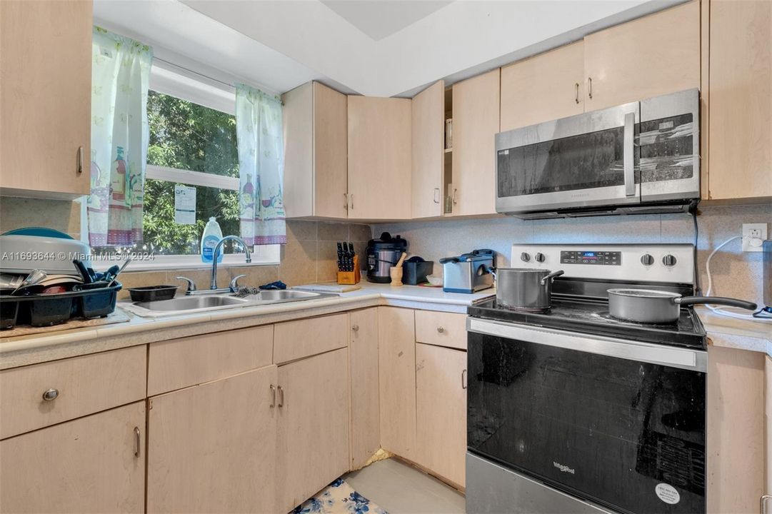 For Sale: $475,000 (3 beds, 2 baths, 1635 Square Feet)