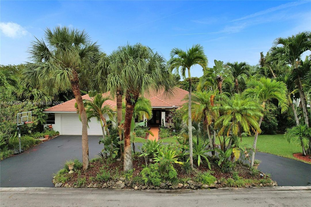 For Sale: $794,800 (5 beds, 2 baths, 2678 Square Feet)