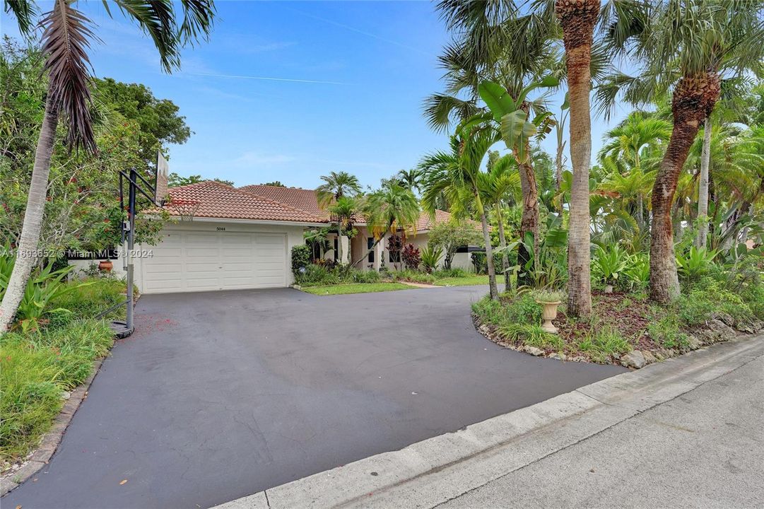 For Sale: $794,800 (5 beds, 2 baths, 2678 Square Feet)