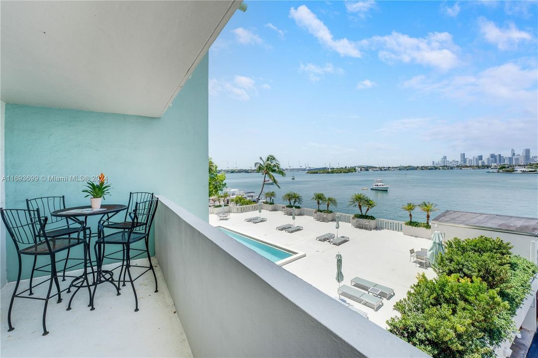 For Sale: $950,000 (2 beds, 2 baths, 1305 Square Feet)