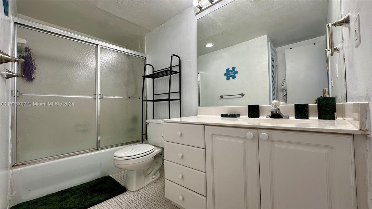 For Sale: $315,000 (1 beds, 1 baths, 1005 Square Feet)