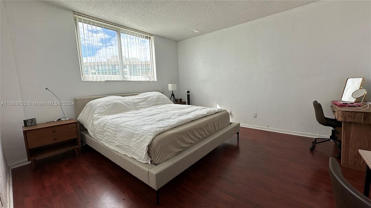 For Sale: $315,000 (1 beds, 1 baths, 1005 Square Feet)