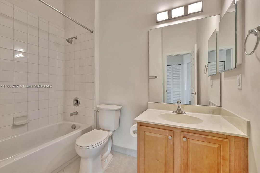 For Sale: $349,000 (2 beds, 2 baths, 1077 Square Feet)