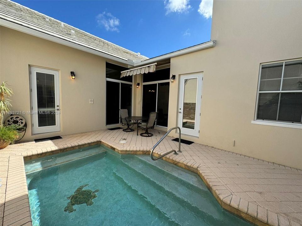 Pool/Courtyard