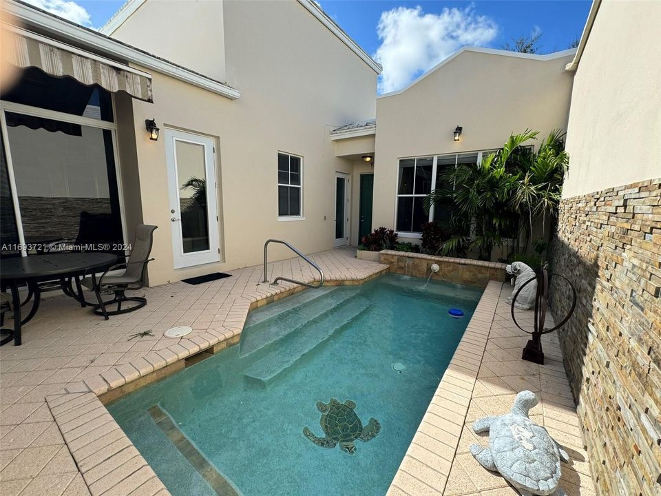 Pool/Courtyard