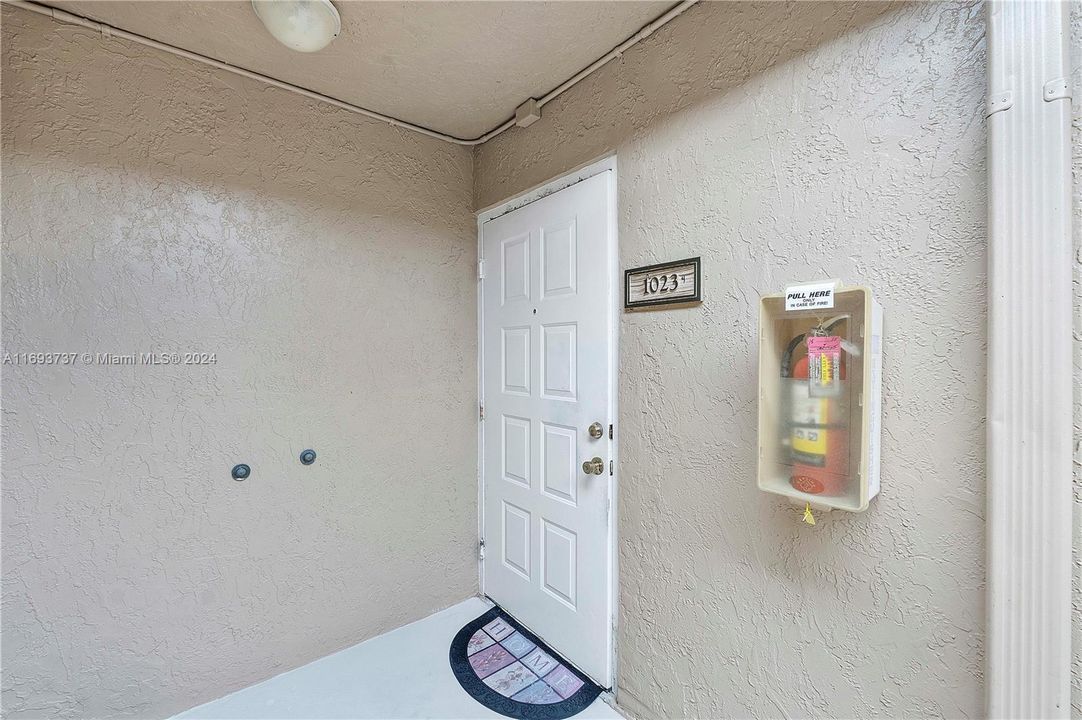 For Sale: $190,000 (1 beds, 1 baths, 700 Square Feet)