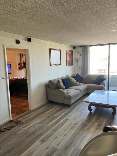 For Sale: $369,999 (1 beds, 1 baths, 854 Square Feet)