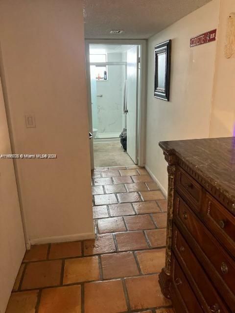 For Sale: $369,999 (1 beds, 1 baths, 854 Square Feet)