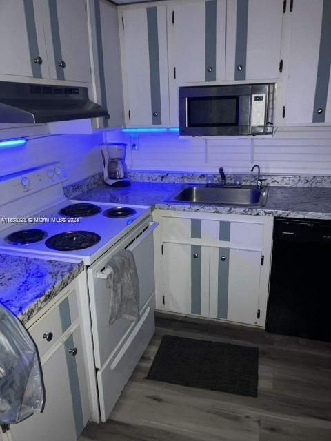 For Sale: $369,999 (1 beds, 1 baths, 854 Square Feet)