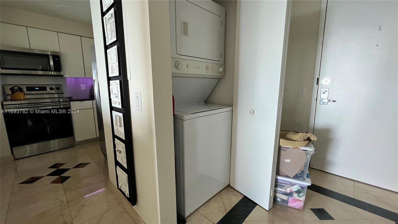 For Rent: $3,000 (1 beds, 1 baths, 900 Square Feet)