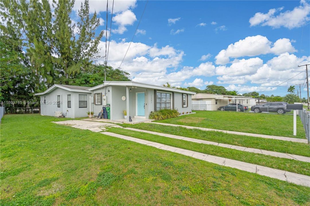 For Sale: $685,000 (3 beds, 2 baths, 1351 Square Feet)