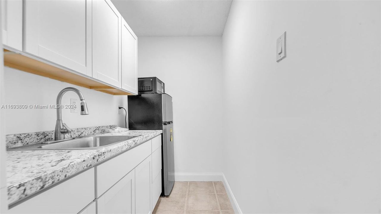 For Rent: $1,200 (1 beds, 1 baths, 1359 Square Feet)