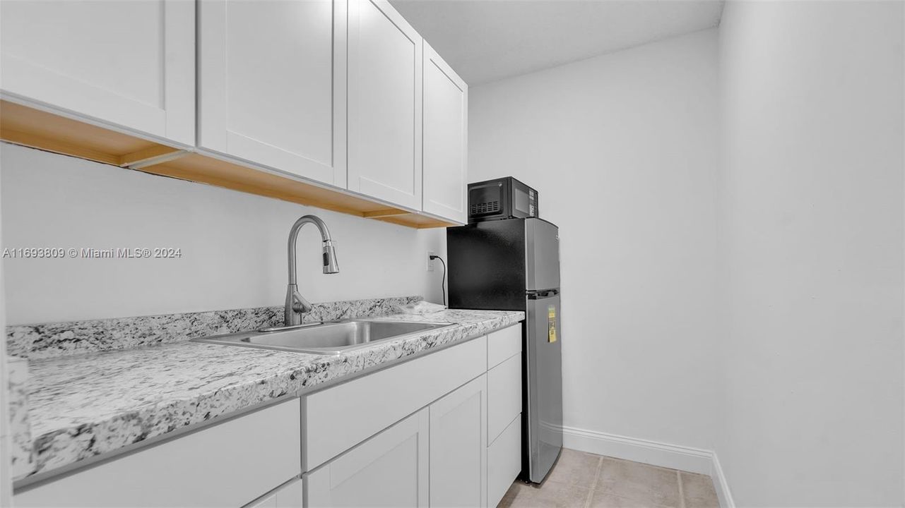 For Rent: $1,200 (1 beds, 1 baths, 1359 Square Feet)