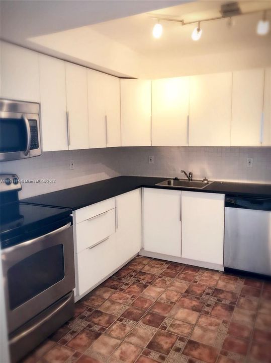 For Rent: $2,250 (2 beds, 1 baths, 924 Square Feet)