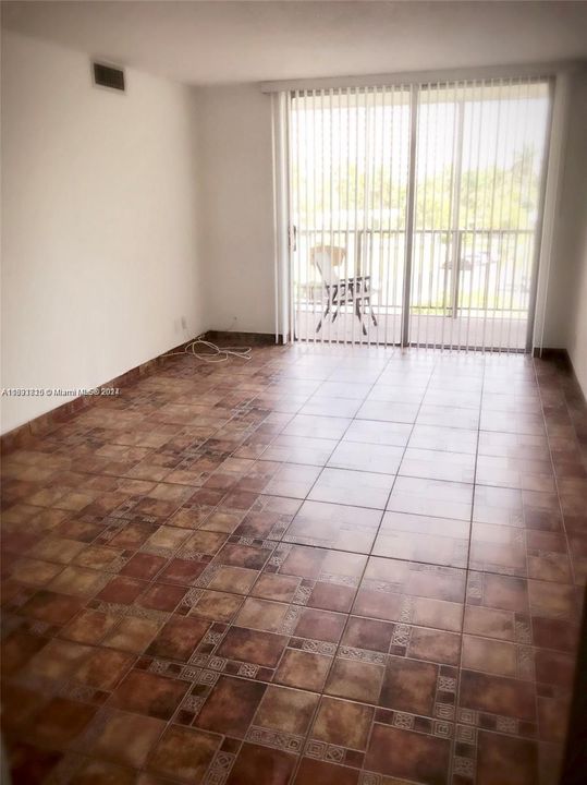 For Rent: $2,250 (2 beds, 1 baths, 924 Square Feet)