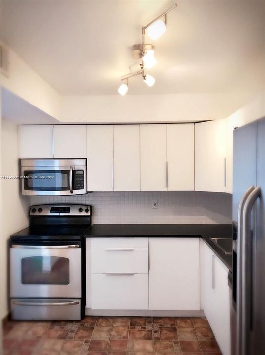 For Rent: $2,250 (2 beds, 1 baths, 924 Square Feet)