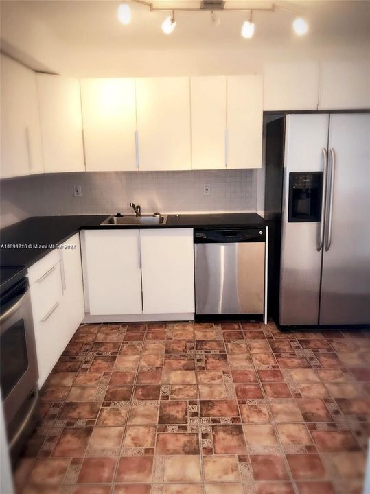 For Rent: $2,250 (2 beds, 1 baths, 924 Square Feet)