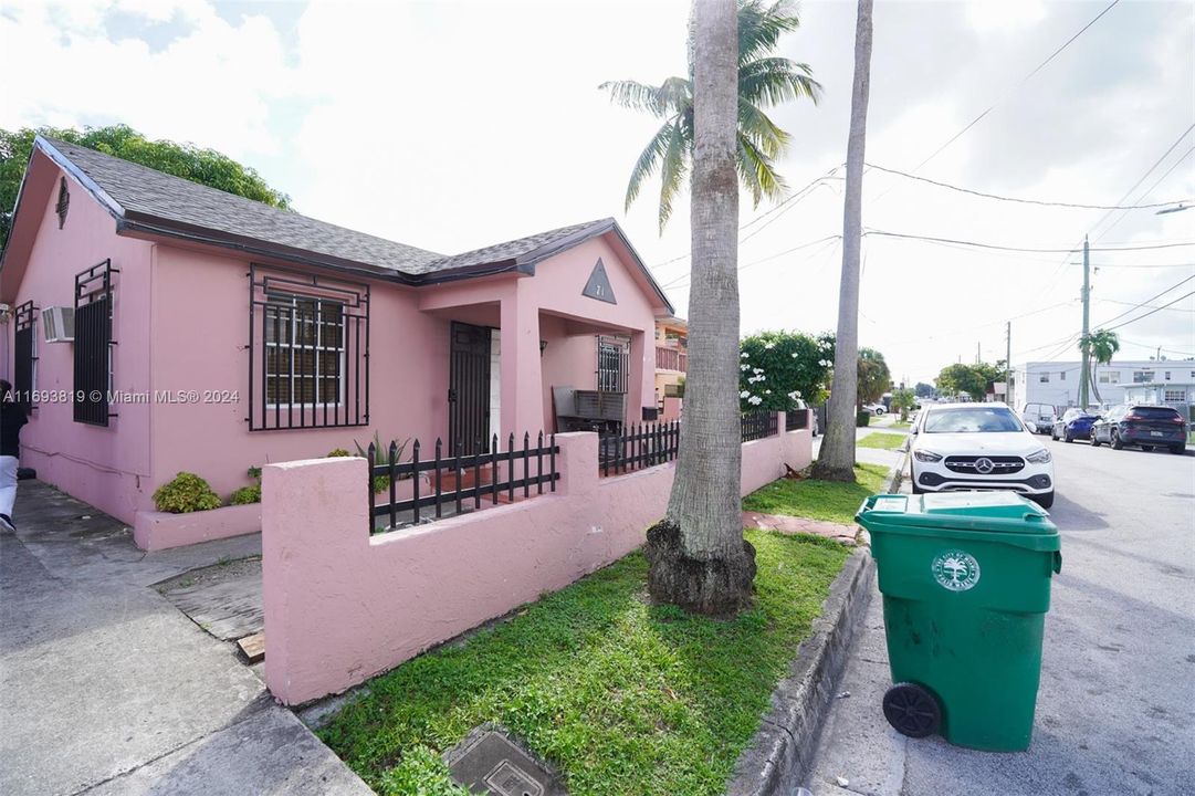 For Sale: $489,000 (3 beds, 2 baths, 1092 Square Feet)