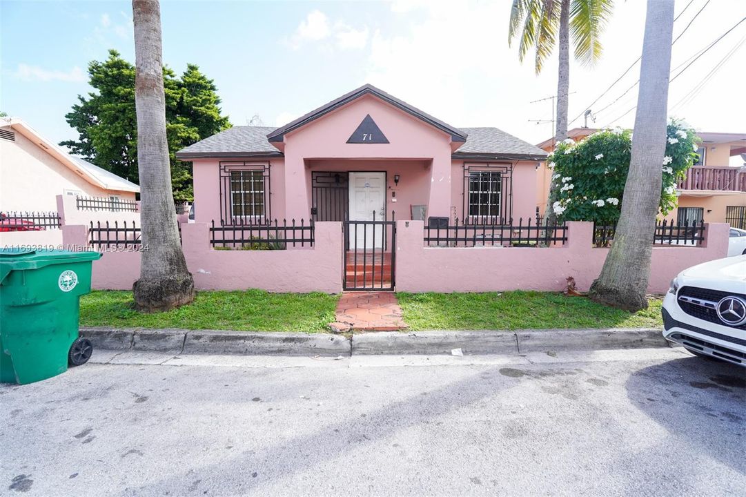 For Sale: $489,000 (3 beds, 2 baths, 1092 Square Feet)