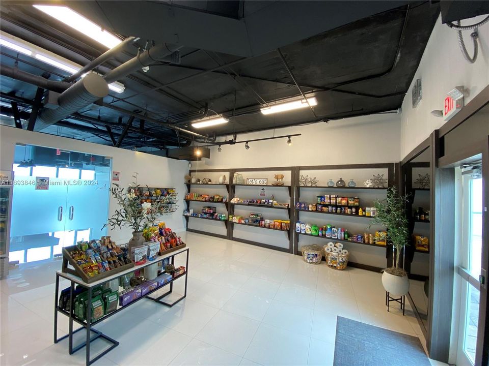 New 24/7 Market located in building