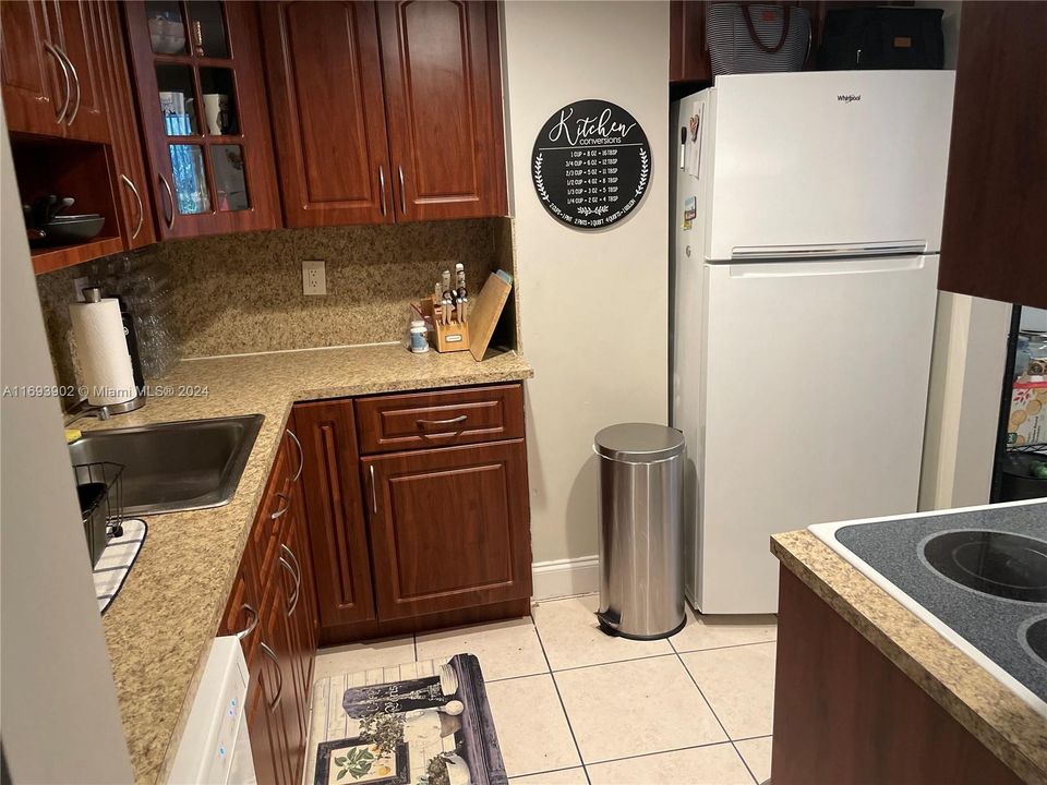 For Rent: $1,950 (1 beds, 1 baths, 778 Square Feet)