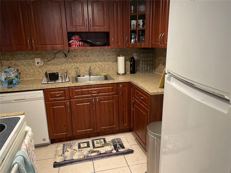 For Rent: $1,950 (1 beds, 1 baths, 778 Square Feet)