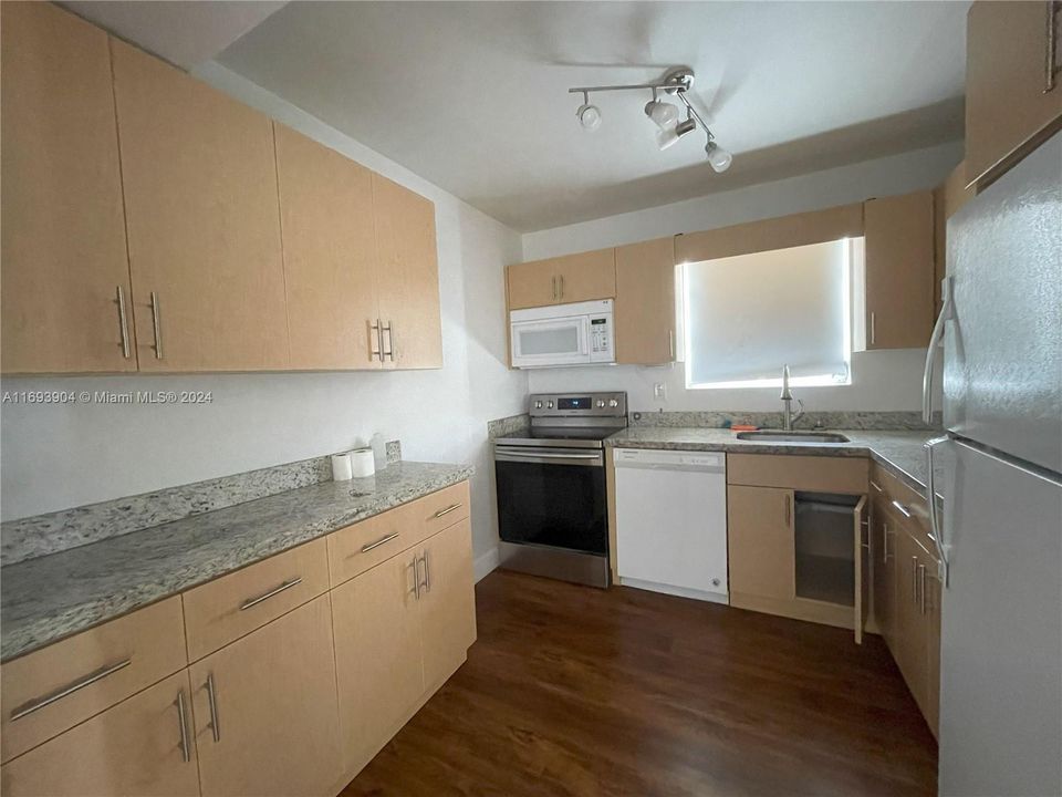 For Sale: $429,000 (2 beds, 2 baths, 978 Square Feet)