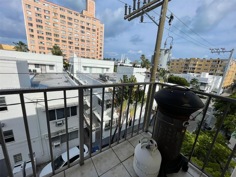 For Sale: $429,000 (2 beds, 2 baths, 978 Square Feet)