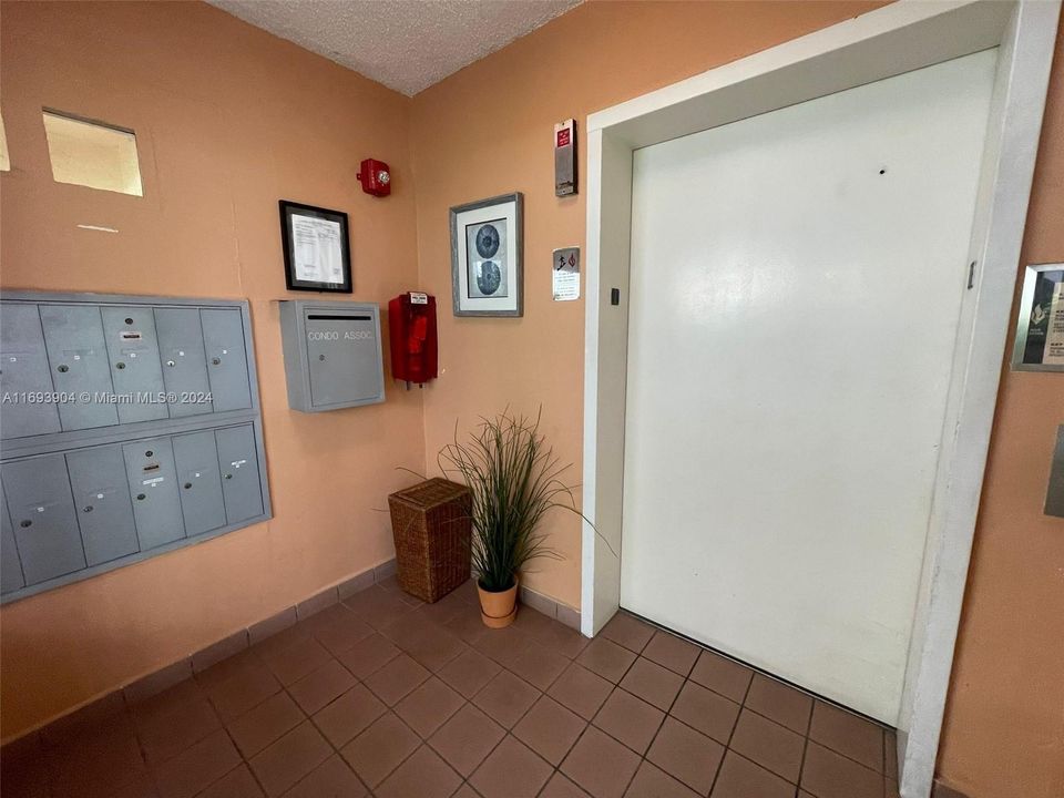 For Sale: $429,000 (2 beds, 2 baths, 978 Square Feet)