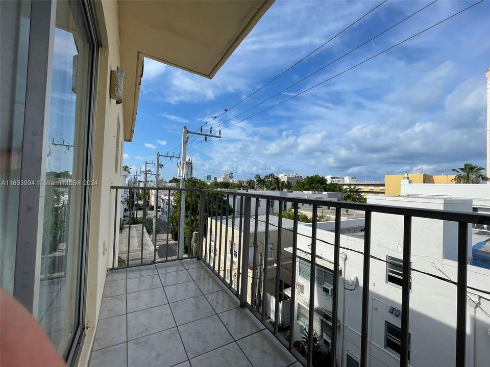 For Sale: $429,000 (2 beds, 2 baths, 978 Square Feet)