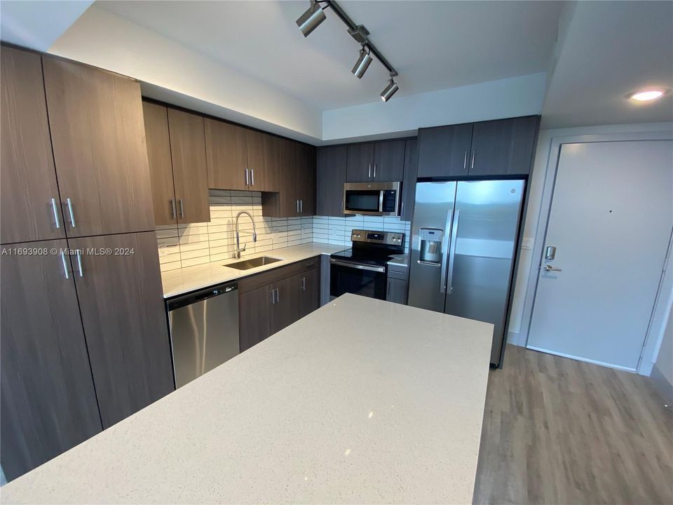 For Rent: $2,748 (2 beds, 2 baths, 1038 Square Feet)