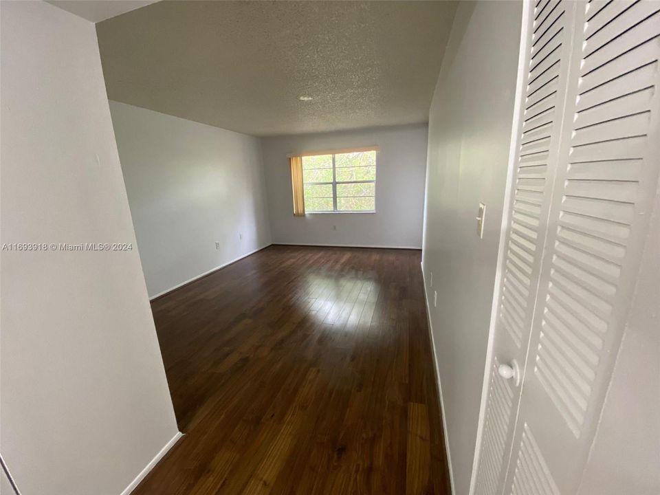 For Rent: $1,900 (2 beds, 2 baths, 950 Square Feet)