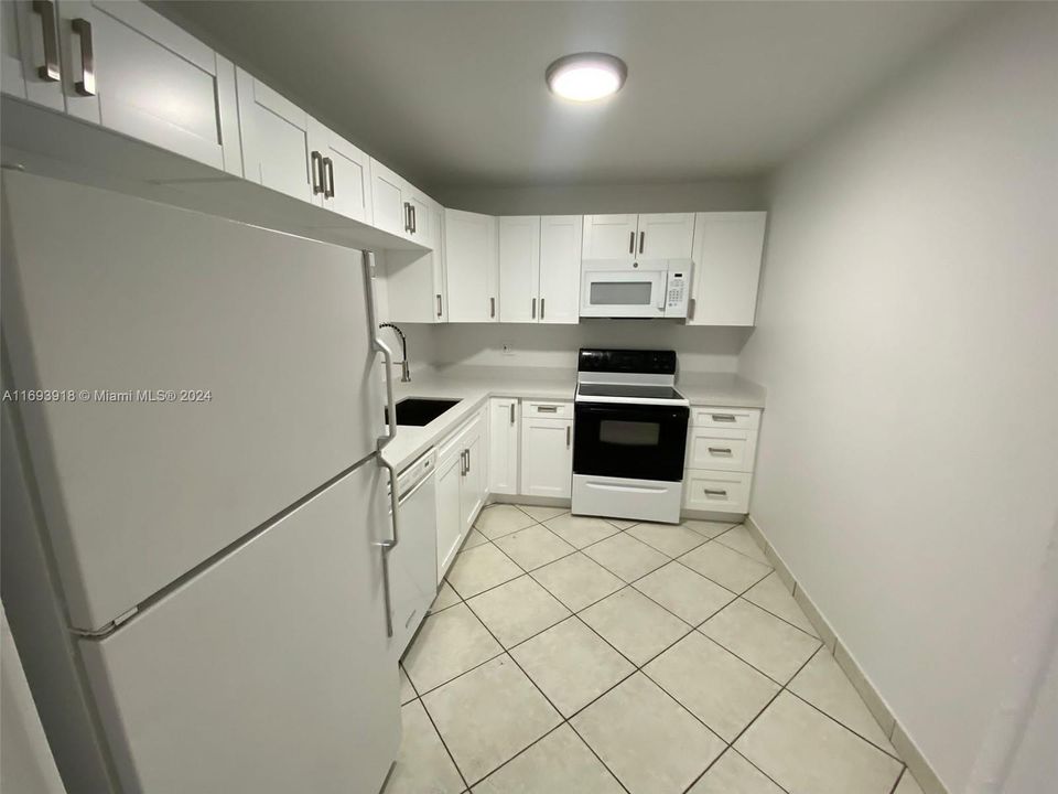 For Rent: $1,900 (2 beds, 2 baths, 950 Square Feet)