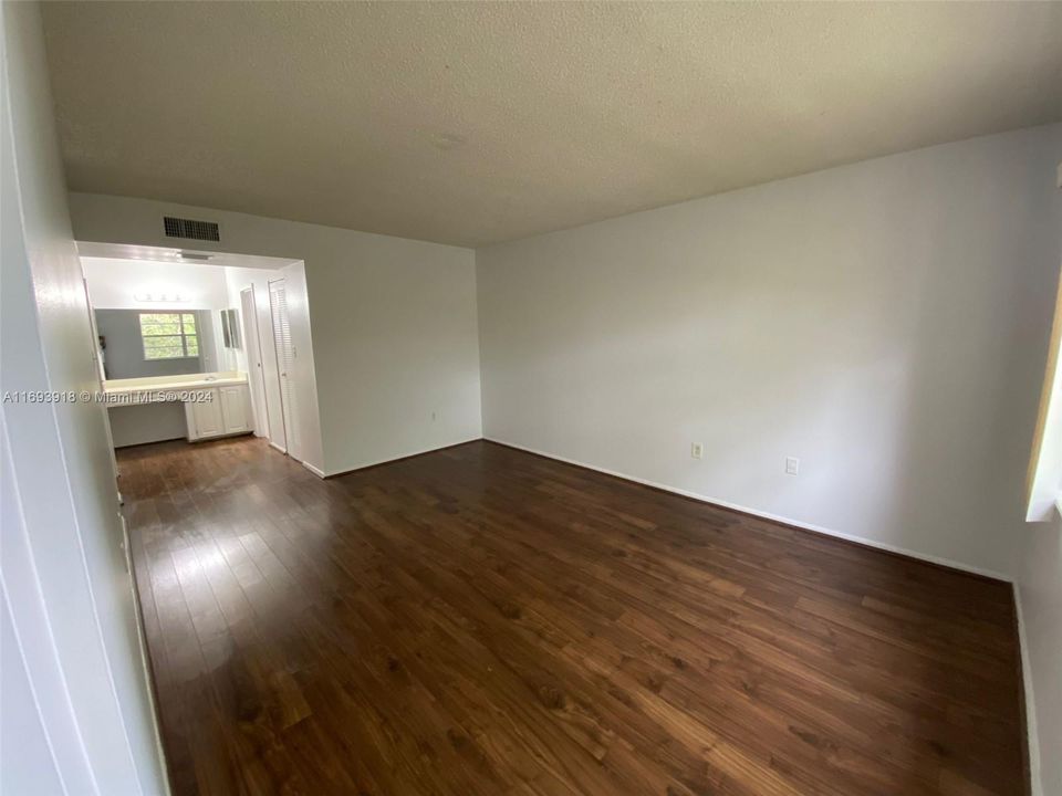 For Rent: $1,900 (2 beds, 2 baths, 950 Square Feet)