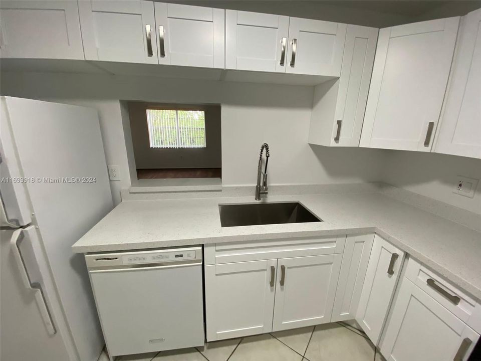 For Rent: $1,900 (2 beds, 2 baths, 950 Square Feet)