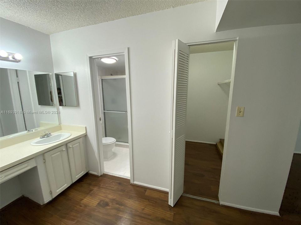 For Rent: $1,900 (2 beds, 2 baths, 950 Square Feet)