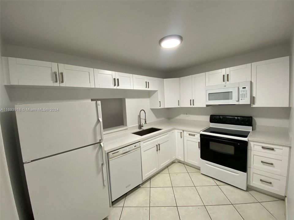 For Rent: $1,900 (2 beds, 2 baths, 950 Square Feet)