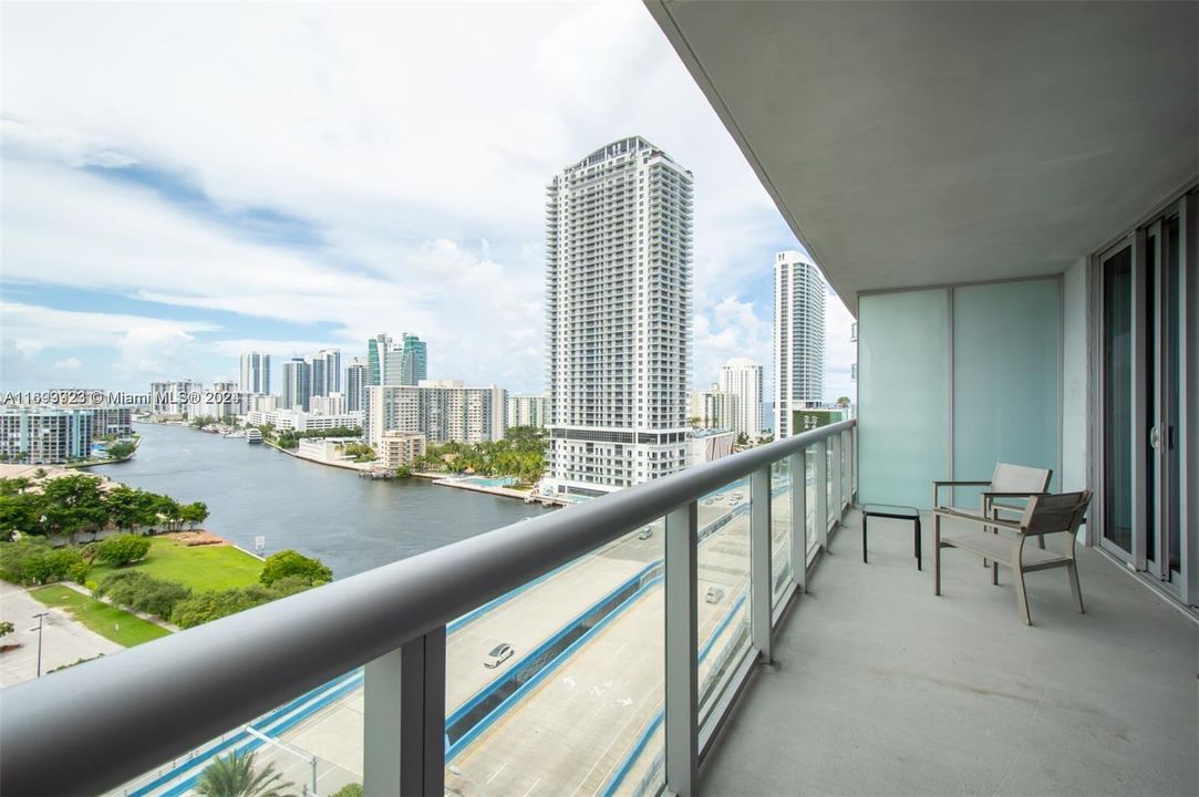 For Sale: $520,000 (2 beds, 2 baths, 1028 Square Feet)