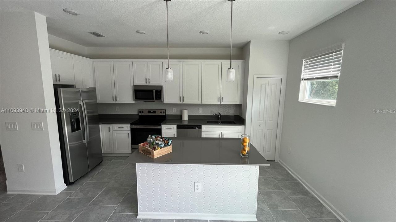 For Sale: $384,500 (3 beds, 2 baths, 1797 Square Feet)