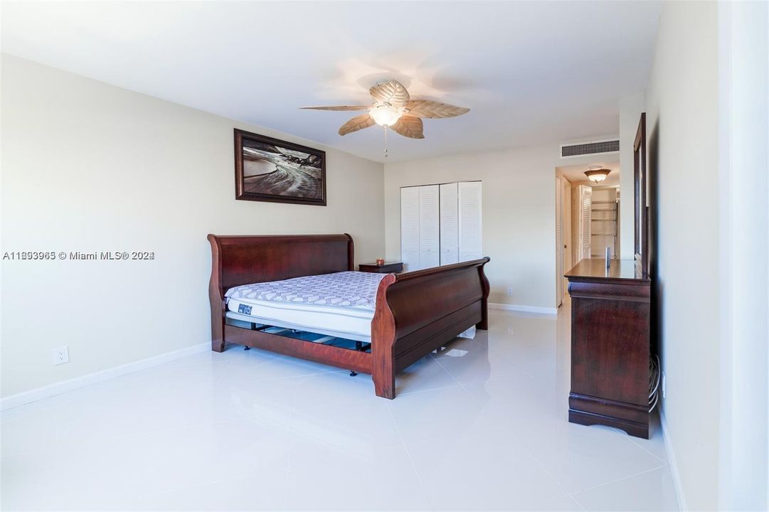 For Sale: $281,000 (1 beds, 1 baths, 982 Square Feet)