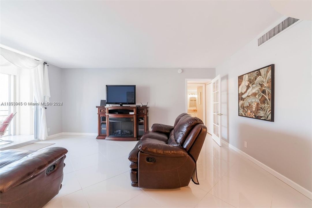 For Sale: $281,000 (1 beds, 1 baths, 982 Square Feet)